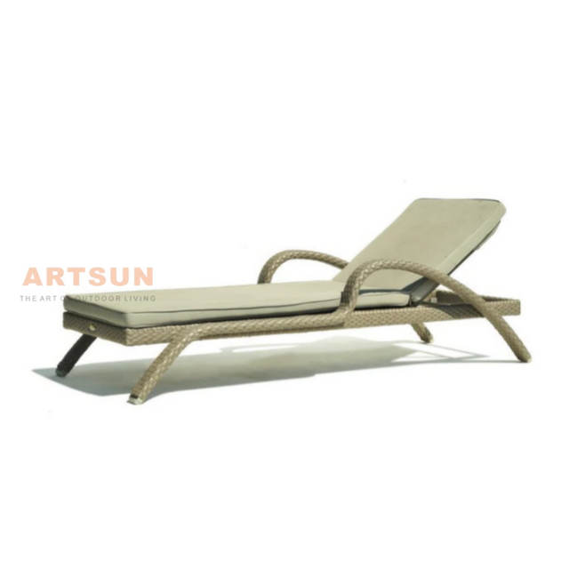 Salon de chaises inclinables résistantes aux intempéries pour la relaxation au bord de la piscine