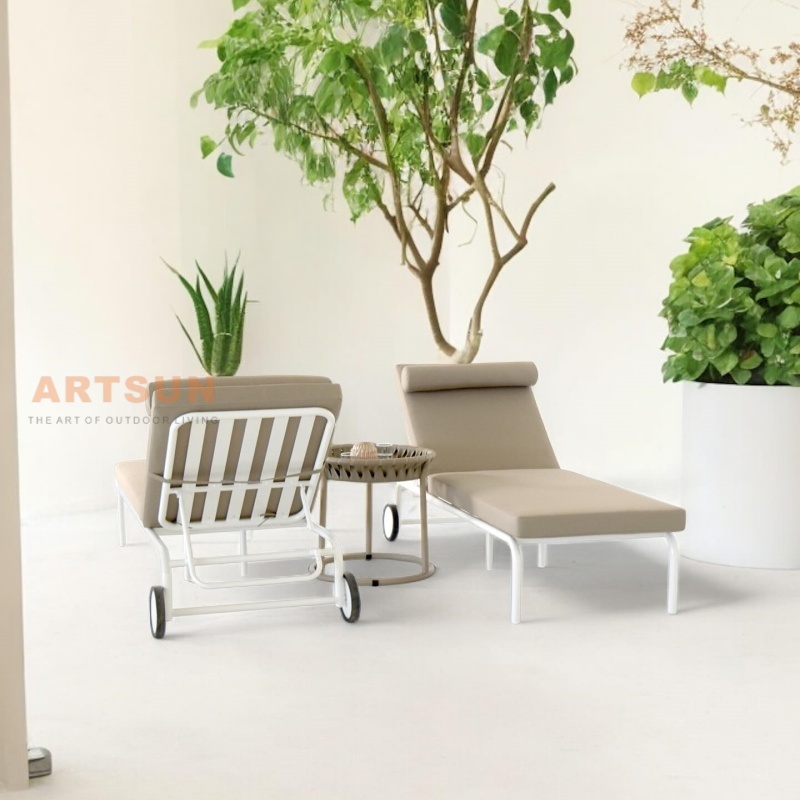 Salon de chaise à l'extérieur réglable à la piscine avec roue arrière