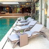 Salon de chaises inclinables résistantes aux intempéries pour la relaxation au bord de la piscine