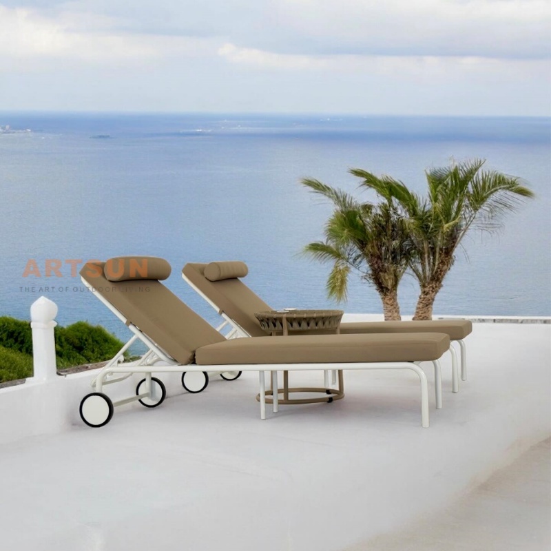Salon de chaise à l'extérieur réglable à la piscine avec roue arrière