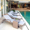 Salon de chaises inclinables résistantes aux intempéries pour la relaxation au bord de la piscine