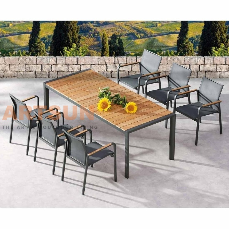 Table à manger moderne en aluminium avec plateau en bois de teck et chaises à bride Teslin pour hôtel