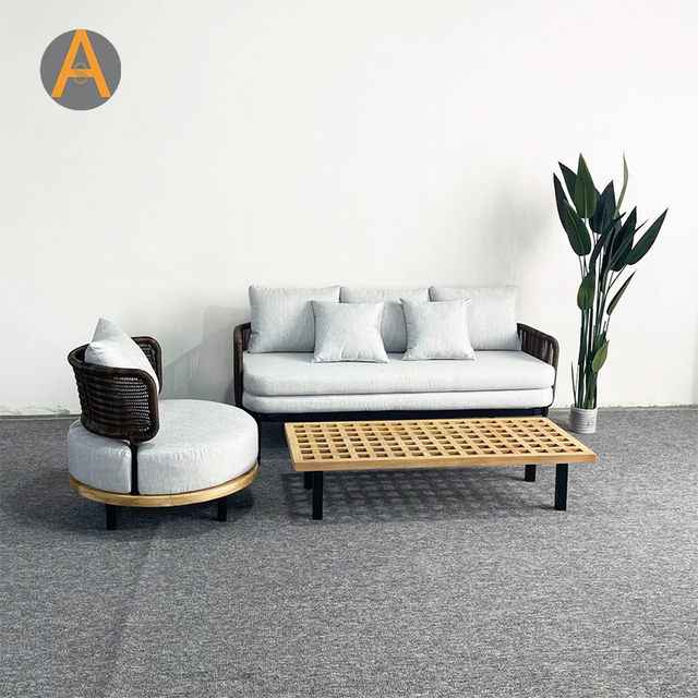 NOUVEAU SOFA DE JARDINE DE ROTAN ENSIGNE À ROTAN avec coussin