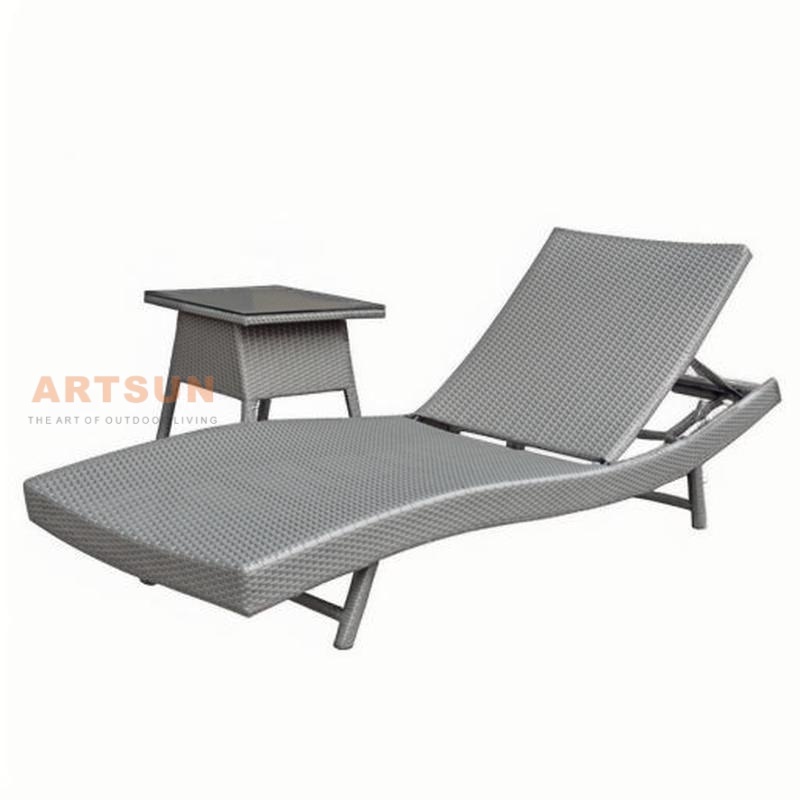 Lounger en plein air en rotin durable avec table d'appoint assortie en option