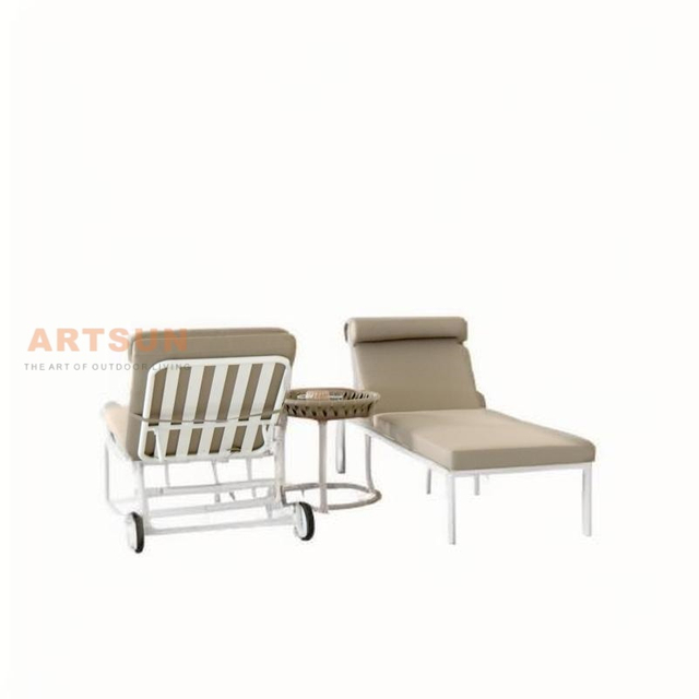 Salon de chaise à l'extérieur réglable à la piscine avec roue arrière