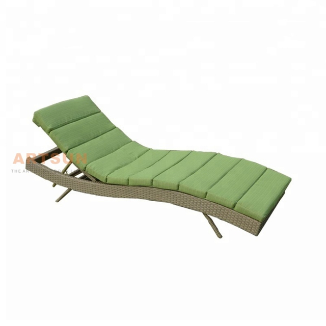 Lounger de rotin allongé haut de gamme avec matelas pour les projets d'hospitalité de luxe