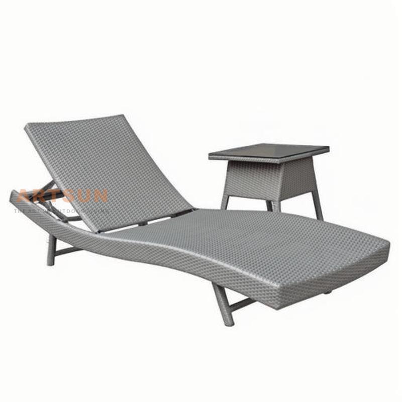 Lounger en plein air en rotin durable avec table d'appoint assortie en option
