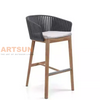 Chaise de bar extérieure élégante en bois de teck avec accoudoir en corde tissée pour patio Resort et bar sur le toit