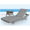 Lounger en plein air en rotin durable avec table d'appoint assortie en option
