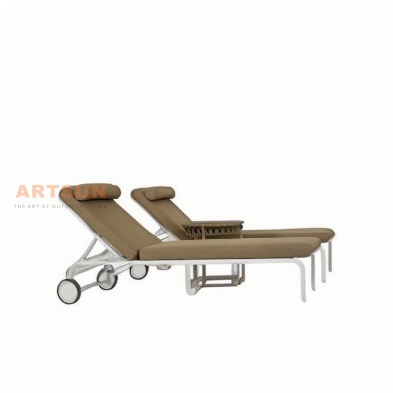 Salon de chaise à l'extérieur réglable à la piscine avec roue arrière