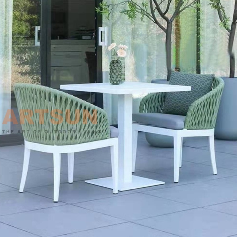 Chaises de salle à manger en rotin avec table basse 