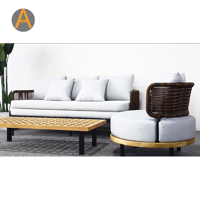NOUVEAU SOFA DE JARDINE DE ROTAN ENSIGNE À ROTAN avec coussin