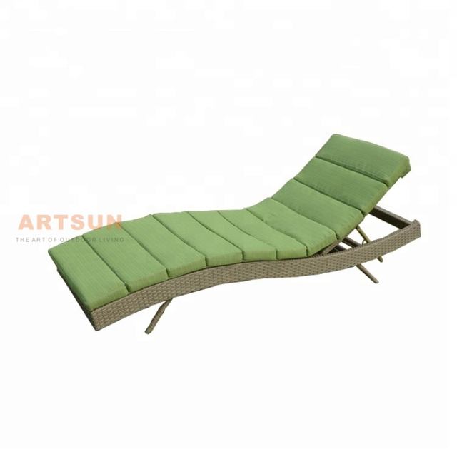 Lounger de rotin allongé haut de gamme avec matelas pour les projets d'hospitalité de luxe