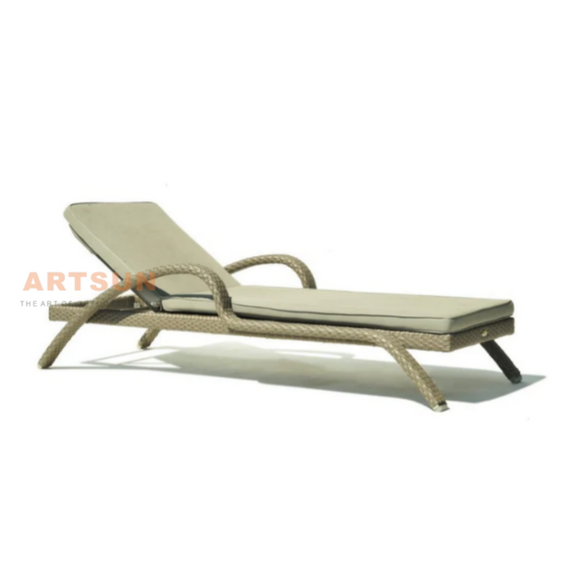 Salon de chaises inclinables résistantes aux intempéries pour la relaxation au bord de la piscine