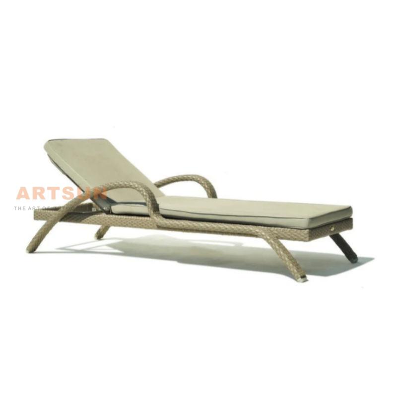Salon de chaises inclinables résistantes aux intempéries pour la relaxation au bord de la piscine